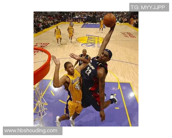 詹姆斯与姚明的传奇对决:篮球巨星的巅峰时刻与友谊之路 詹姆斯与姚明的传奇对决:篮球巨星的巅峰时刻与友谊之路